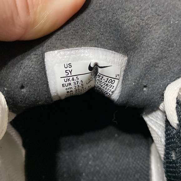 NIKE SNEAKERS SIZE 6 1/2. - Picture 7 of 7